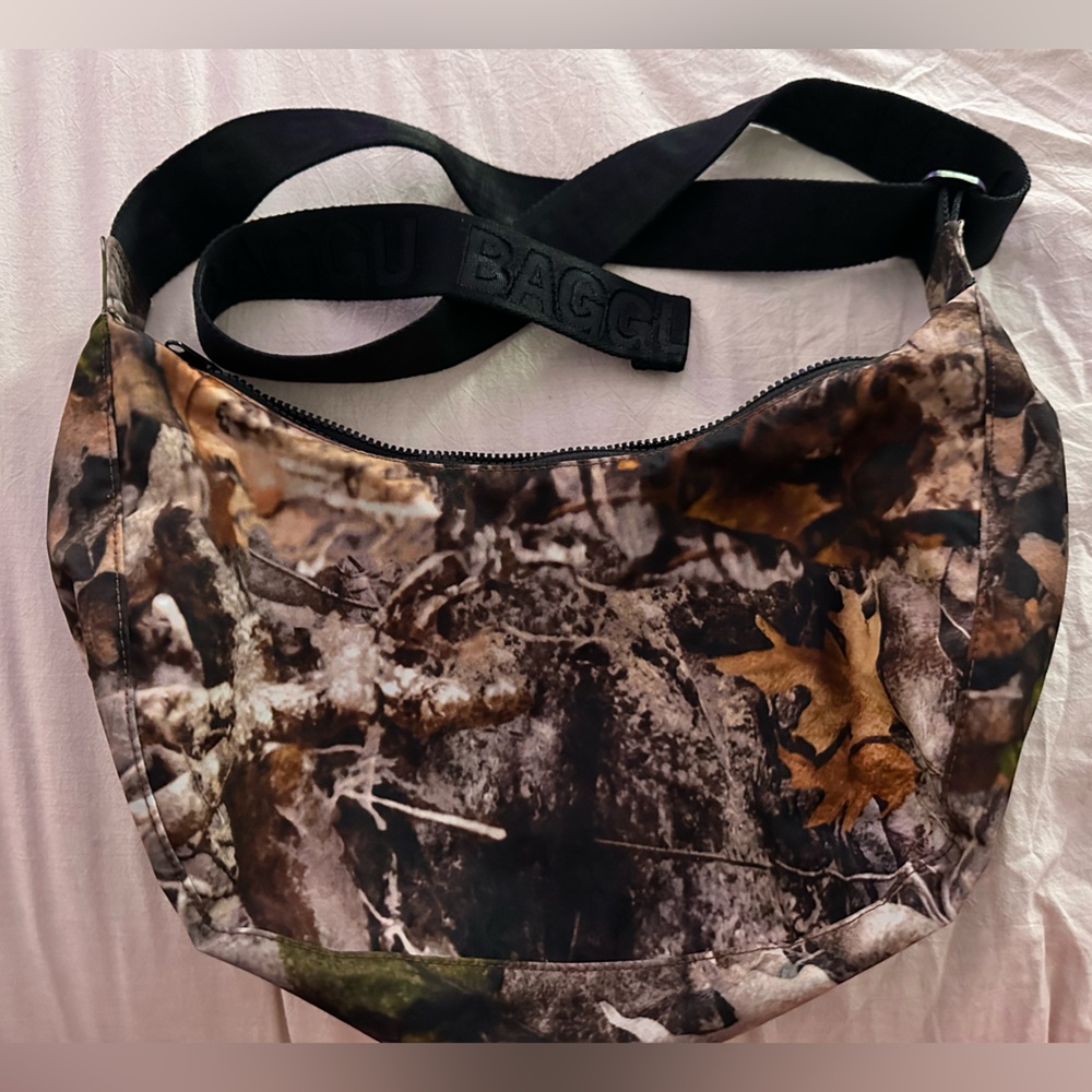 BAGGU Medium Crescent in Photo Forest